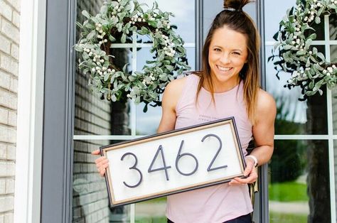 Home Numbers Ideas Address Signs, Easy Address Sign, Diy Street Number Address Signs, Porch Number Ideas, Easy Diy Address Sign, Diy Modern House Number Sign, Front Porch Numbers, House Number Signs Front Porches, Outside House Number Ideas