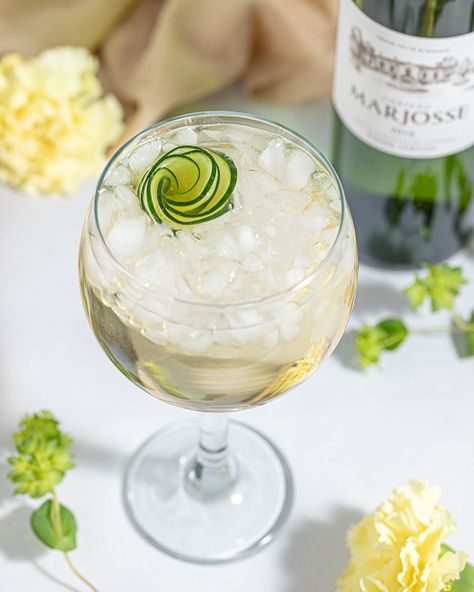 This white wine cocktail is light and refreshing. Made with elderflower, cucumber juice and sparkling water. Use your favorite white Bordeaux wine for this Spring cocktail. Cucumber Cocktail Recipes, Spring Drink Recipes, Sparkling Cocktails, Cucumber Cocktail, Cocktail Inspiration, Sparkling Wine Cocktails, Easter Fun Food, Spring Cocktail, Sparkling Cocktail