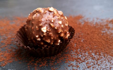 Ferrero Rocher maison : découvrez la recette qui bluffera vos invités pour les fêtes - 750g Ferrero Rocher, Nutella, Chocolates, Biscuits, Dessert