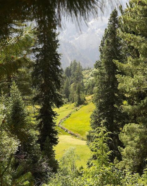 Afghanistan Landscape, Afghanistan Photography, Afghanistan Flag, Central Asia, Nature Scenes, Beautiful Nature, Country Roads, Natural Landmarks, Travel