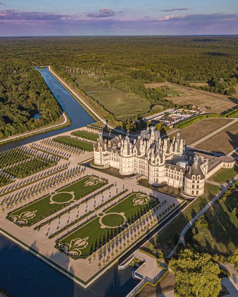 present Chambord Castle, Castle Architecture, Real Castles, Normandie France, Castle Garden, Classic Garden, Chateau France, Travel Japan, Fantasy Castle