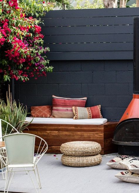 Urban Backyard, Cinder Block Walls, Balkon Decor, Sarah Sherman, Sarah Sherman Samuel, Outside Seating, Built In Seating, Patio Diy, Cinder Block