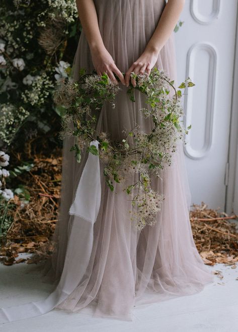 Painterly Pastels: Fashion Forward Wedding Inspiration at Lake Como - Green Wedding Shoes Modern Wreaths, Pastels Fashion, Hoop Bouquet, Blooming Heart, Wedding Hoop, Wedding Party Bridesmaid, Dried Flower Wreaths, Everlasting Flowers, Greenery Wreath