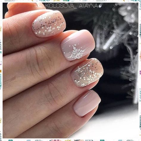 Pretty Christmas Nails - Get all your supplies met with just one simple click to visit. Act IMMEDIATELY! Xmas Nail Art, Unghie Nail Art, Christmas Gel Nails, Snowflake Nails, Manicure Nails, Cute Gel Nails, Winter Nail Designs, Short Acrylic Nails Designs, Mötley Crüe