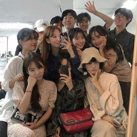 Korean Friends Group, 1million Dance Studio, Friend Group Pictures, Korean Friends, Squad Pictures, Friendship Photoshoot, Korean Best Friends, Friend Pictures Poses, Ulzzang Couple