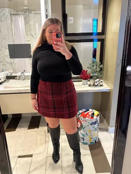 Calf Boots Outfit, Real Women Fashion, Fall Outfit With Boots, Blogger Outfit Inspiration, Boots Plus Size, Boots For Winter, Plus Size Fall Outfit, Fashion Blogger Outfit, Tweed Mini Skirt