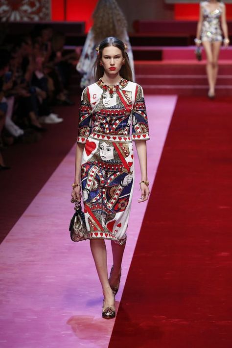 Dolce and Gabbana playing cards dress Milan fashion week SS18 Conceptual Fashion, Wardrobe Tips, Outfits Chic, Nice Style, Japanese Street Fashion, Fashion Images, Heart Art, Chic Fashion, Classic Outfits