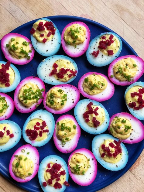 Pastel Deviled Eggs, Blue Deviled Eggs, Hard Boiled Easter Eggs, Pickled Eggs Recipe, Easter Deviled Eggs, Weekend Snacks, Birds Eye Chili, Planet Party, Devilled Eggs