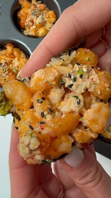 Aleyda Batarse on Instagram: "try this Shrimp Sushi Bake with Sriracha Mayo & Sesame Seeds!🍱🍤🔥 Loving this quick lunch idea or fresh and light dinner. Minimal ingredients like 👉🏻 nori wraps, your favorite rice, and shrimp that’s coated in Japanese mayo, sriracha, and good-quality soy sauce or tamari. Grab the easy recipe deets below👇🏼 Serves 2 1 cup cooked rice of your choice: preferably sushi rice! ~12 large shrimp, shell peeled and deveined, chopped 3-4 sheets Sushi Nori roasted seaweed sheets- sliced into squares large enough to place over a muffin pan Fresh lemon juice before serving 1/2 Tbsp sesame seeds (for sprinkling at the end) Spicy Mayo (combine) 2 Tbsp sriracha 2 Tbsp Japanese mayo 1 Tbsp soy or tamari sauce Instructions 🌟🌟🌟🌟🌟 Preheat oven to 350F and get 2, 6-muffi Seaweed Squares Recipes, Shrimp Sushi Bake, Nori Recipe, Rice And Shrimp, Nori Wraps, Squares Recipes, Sushi Nori, Sushi Taco, Sushi Wrap