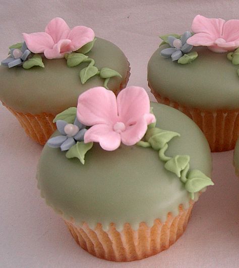 How to make poured fondant icing | CakeJournal | How to make beautiful cakes, sweet cupcakes and delicious cookies Poured Fondant, Cupcakes Flores, Maple Buttercream, Fruity Pebble, Royal Icing Flowers, Fondant Recipe, Mini Torte, Icing Flowers, Pretty Cupcakes