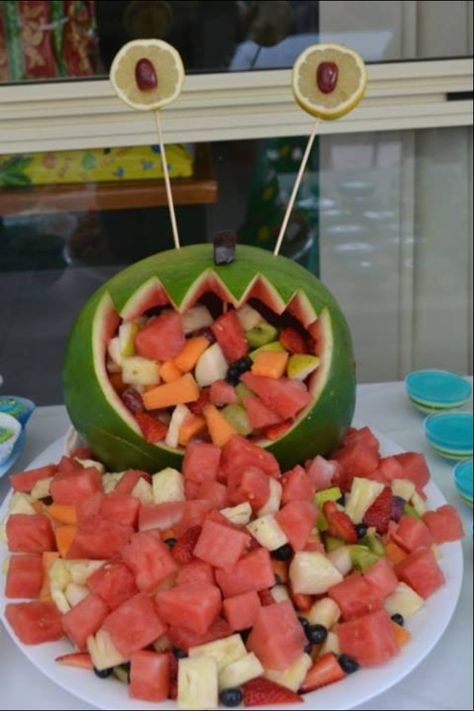 Space Fruit Tray, Fruit Salad Watermelon, Space Birthday Party Food, Watermelon Monster, Monster Fruit, Salad Watermelon, Watermelon Fruit Salad, Alien Party, Simple Birthday Party