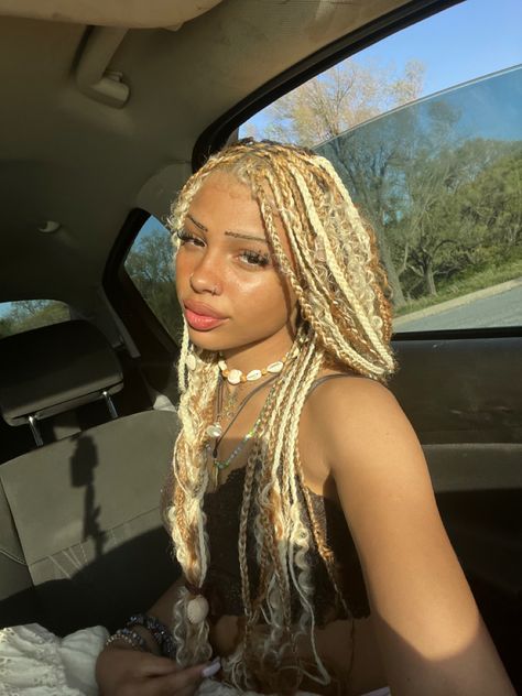 Braid Color Hairstyles, Blonde Braids Hairstyles For Black Women, Protective Hairstyles Braids Blonde, Braids On Blonde Hair, Boho Braids Black Women Styles, Blond Braids Hairstyles, Multi Color Goddess Braids, Natural Goddess Braids, Summer Braids Color