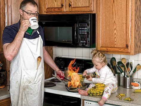 People Magazine interviews World's Best Father Dave Engledow about his new book. Son Meme, Father Daughter Photos, Sunday Inspiration, Father Photo, Best Father, Dark Sense Of Humor, S Photo, Family Humor, Father Son