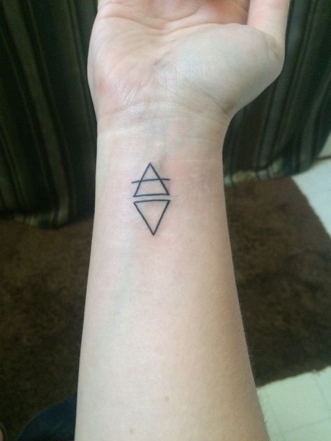 Florence Welch Tattoo, Geometric Shape Tattoo, Courage Tattoos, Tarot Tattoo, Florence And The Machine, Tattoo Techniques, Machine Tattoo, Aesthetic Tattoo, Dream Tattoos