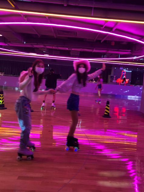 Roller Skating Birthday Party Aesthetic, Rollerskating Rink Aesthetic, Roller Skating Bday Party, Roller Skating Party Ideas, Skating Rink Party, Roller Skating Birthday Party Ideas, Skating Rink Birthday Party, Roller Rink Birthday Party, Roller Rink Birthday