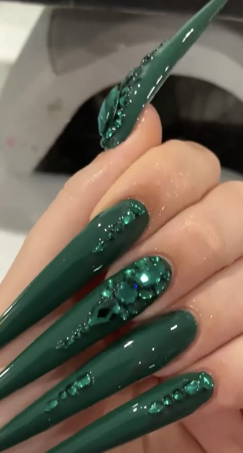 Green Stilleto Nail, Dark Green Stiletto Nails, Poison Ivy Nails, Nail Inspo Designs, Ivy Nails, Slay Nails, Wicked Nails, Nails Videos, Football Nails