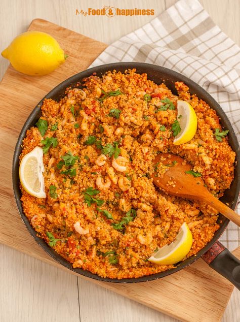 Easy One Pan Healthy Seafood Quinoa Paella recipe. Delicious high in protein meal that is ready in just about 30 minutes! Quinoa Paella, Lent Meals, Paella Recipes, Shrimp Quinoa, Gluten Free Dairy Free Dinner, Easy Paella, Paella Recipe Seafood, Pan Shrimp, Easy Quinoa