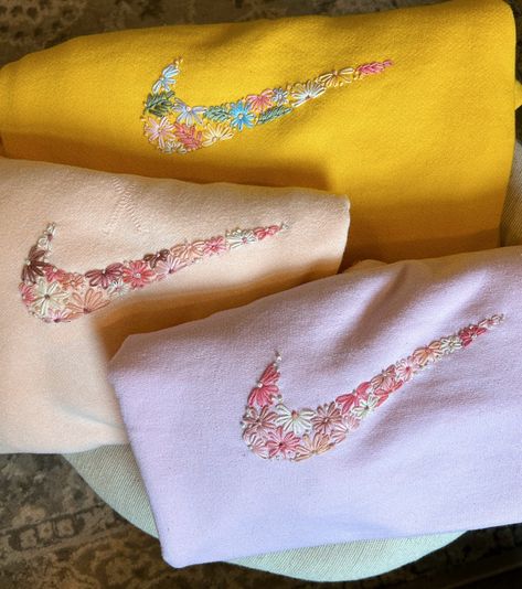 Nike Flower Embroidery, Diy Nike Sweatshirt, Embroidery Nike Logo Flowers, Nike Embroidery Sweatshirt, Nike Embroidery, Embroidered Flower Sweatshirt, Floral Nikes, Nike Symbol, Nike Signs