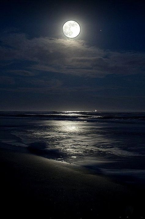 Beautiful Moon Pictures, Ocean At Night, Night Sky Photography, Shoot The Moon, Moon Pictures, Moon Photography, Ocean Wallpaper, Beautiful Moon, Dark Skies