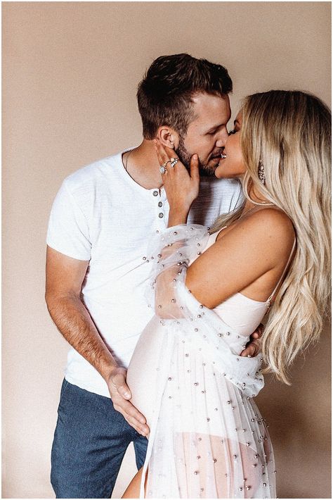 Boho Maternity Photoshoot, Studio Maternity Shoot, Hunter Premo, Maternity Studio Photoshoot, Studio Maternity Photos, Maternity Photography Poses Outdoors, Maternity Photo Outfits, Maternity Photography Poses Couple, Pregnancy Photos Couples