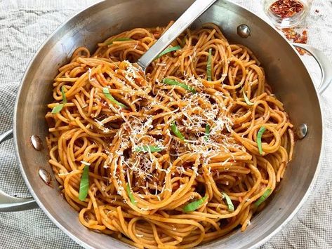 Skillet Spaghetti with Vodka Sauce Spaghetti Vodka Sauce, Pasta Recipes Vodka Sauce, Pasta Recipes Vodka, Everything Delish, Skillet Spaghetti, Green Pepper Recipes, Vodka Sauce Recipe, Can Tomato Sauce, Making Pasta