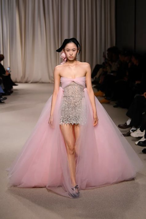 Giambattista Valli Couture Spring 2024 [PHOTOS] Couture 2024, Giambattista Valli Couture, Giambattista Valli Haute Couture, Spring Couture, Fairytale Dress, Couture Week, Spring Summer 2024, Giambattista Valli, Spring 2024