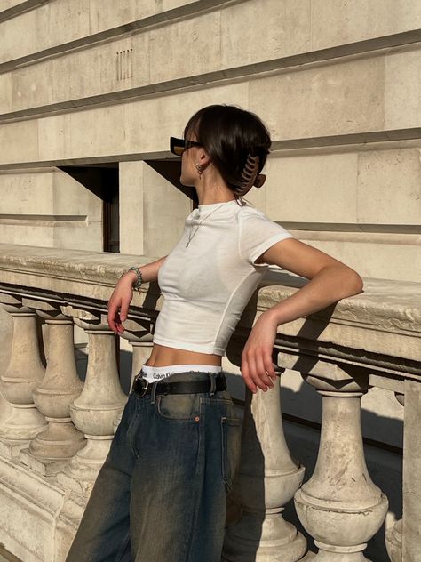 Street Wear Outfits Women Summer, Clothing Poses Photo Ideas, Outfits Streetwear Mujer, Hot Summer Day Outfit, Aesthetic Outfit Streetwear, London Summer Outfits, Chica Hip Hop, Sunny Outfits, Streetwear Luxury