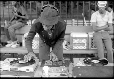 DJ Kool Herc, The Bronx, at the birth of Hip-Hop. Dj Kool Herc, Jamel Shabazz, Cultura Hip Hop, History Of Hip Hop, Hip Hop Dj, Mode Hip Hop, Musica Disco, East Harlem, Hip Hop Party