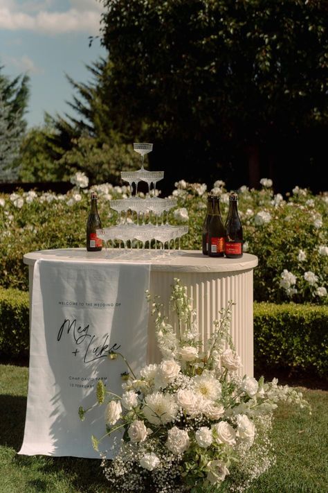 What a dreamy setup! 1 metre linen welcome sign used as the most gorgeous drinks station at @campdavidfarm 🫶🏼 _____________________ info@ateliercreativeau.com ateliercreativeau.com * * * #customsignage #weddinginvites #weddinginvitationideas #weddingflowers #weddingdesign #weddingstylist #weddingflowersau #customdesign #luxewedding #bespokeflorals #weddingdaydetails #weddingsignage #weddingstationery #eventflorals #floraldesigner #weddingcreative #invitations #weddingstationer #floraldesign... Welcome Cocktail Wedding, Pre Ceremony Drinks, Linen Wedding Decor, Garden Wedding Welcome Sign, Linen Sign Wedding, Engagement Party Setup, Welcome Drinks Wedding, Welcome Drink Ideas, Wedding Signing Table