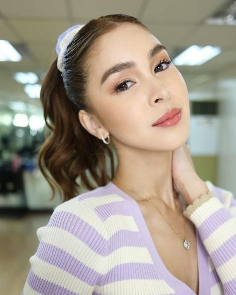 Julia on Instagram: "Friday Morning Glam for @huaweimobileph 💜 Scrunchies from @thejujuclub.co’s crochet collection 🌼" Makeup Look For Graduation, College Graduation Makeup, Graduation Pictorial Makeup, Graduation Makeup Tutorial, Pictorial Makeup, Graduation Pictorial, Natural Eyeshadow Looks, Makeup Ideas Natural, Light Brown Skin