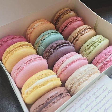 Aesthetic Macrons, Kue Macaroon, 귀여운 음식 그림, Dessert Recipies, French Macaroons, Dessert Shop, Cute Desserts, Dessert Drinks, Favorite Snack