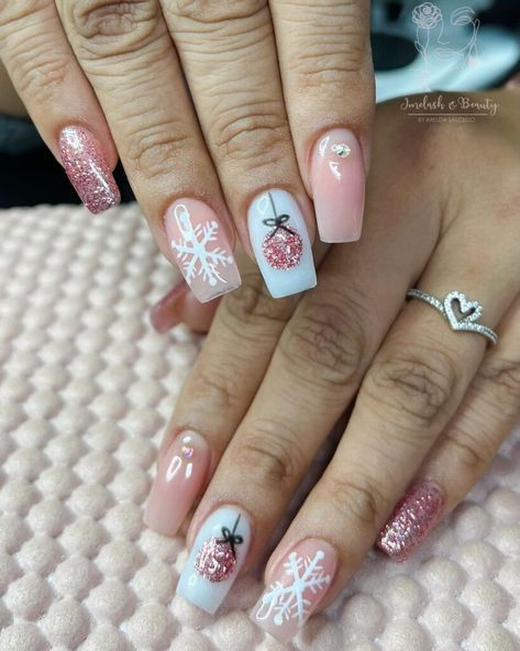 Manicure Christmas, Pink Christmas Nails, Soft Pink Nails, Holiday Nail Designs, White French Tip, Pink Holiday, Holiday Nail, Gift Wrapping Bows, Christmas Pink