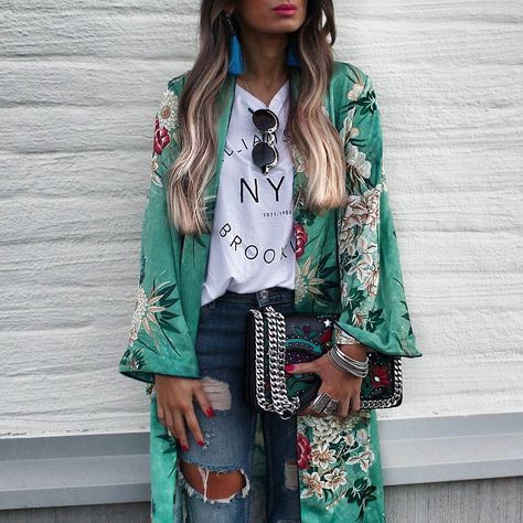 Slogan Tee  @decjubaofficial  #stylebynelli #ad #decjuba #details #ootd #denim #bag #wiw #inspo #kimono #summer #love #outfitdetails #outfitinspo Floral Long Tops, Look Kimono, Look Boho Chic, Women Chiffon Blouse, Boho Style Tops, Chiffon Tops Blouses, Kimono Floral, Mode Kimono, Casual Kimono