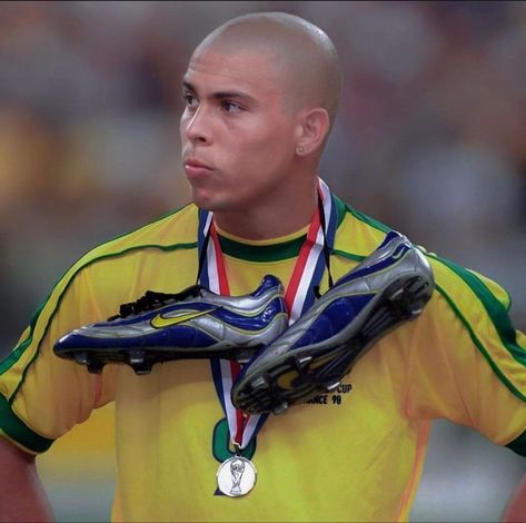 Ronaldo Nazario Pfp, Ronaldo Ronaldinho, Brazilian Soccer Players, Football Brazil, Ronaldo 9, Brazil Team, Cr7 Ronaldo, Messi Argentina, Girly Girl Outfits