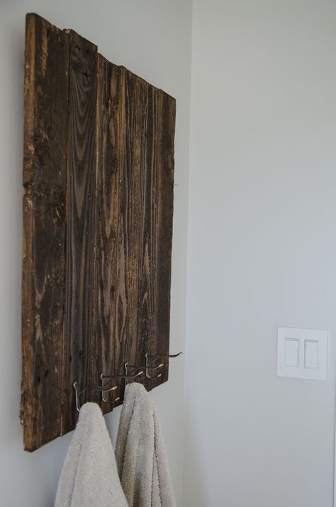 Towel Rack Bathroom Diy, Pallet Towel Rack, Rustic Towel Rack, Diy Towel Rack, Rustic Bedroom Furniture, Diy Wood Shelves, Free Pallets, Diy Towels, Wood Bedroom Furniture