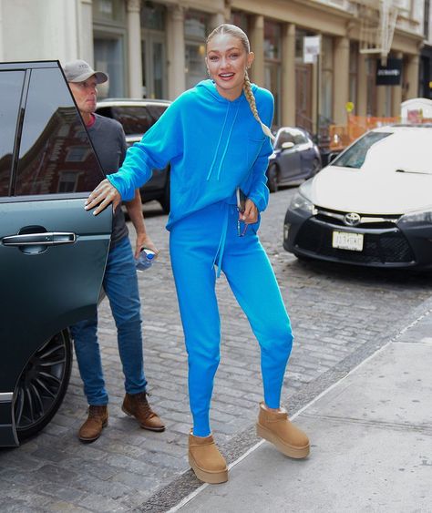 Gigi Hadid Wore an Elevated Version of the Mini Ugg Boots Jennifer Garner and Kendall Jenner Wear, Too Blue Uggs Outfit, Uggs Mini Outfit, Ultra Mini Uggs Outfit, Mini Uggs Outfit, Uggs Mini, Blue Uggs, Old Money Chic, Mini Ugg Boots, Ultra Mini Uggs