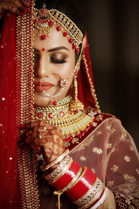 Reception Bride Poses Single, Close Up Photography Wedding Photos, Bride Candid Poses, Bridal Dulhan Pic, Bride Closeup Photography, Dulhan Closeup Pose, Bridal Close Up Photos, Bride Makeup Photoshoot, Wedding Closeup Photography