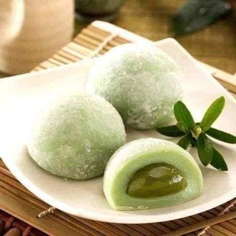 Mochi Recipe Microwave, Green Tea Rice, Green Tea Mochi, Japanese Rice Cake, Japan Dessert, Tea Rice, Matcha Cream, Matcha Mochi, Sweet Red Bean Paste