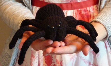 Knit a Shadowy Arachnophobia Spider, Free Pattern! 🕷️🕸️ #knitting #spider #freepattern Knit Spider, Knitted Spider, Halloween Knitting Patterns, Halloween Knitting, Spider Pattern, Amigurumi Knitting, Spooky Spiders, Knitted Heart, Wrist Warmers