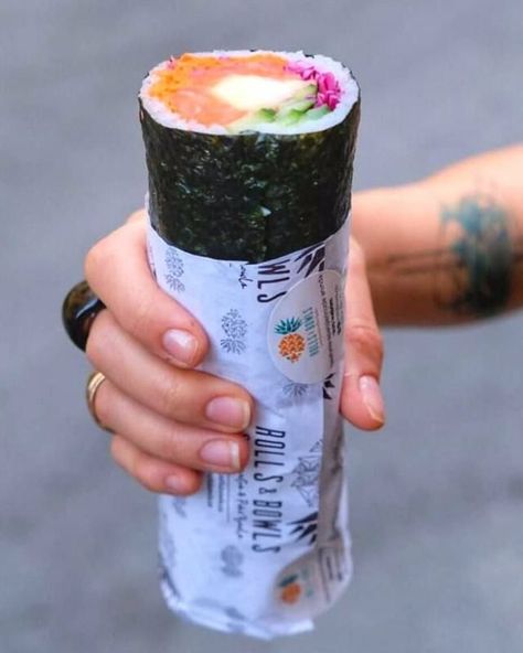 Temaki Sushi, Handroll Sushi, Sushi Hand Rolls, Sushi Hiro, Different Types Of Sushi, Hand Roll Sushi, Sushi Wrap, Sushi Style, Yummy Asian Food