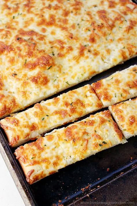 Easy and made from scratch Cheesy Breadsticks like your favorite pizza joint! Recipe includes step by step instructions with photos! Cooking with yeast doesn't have to be intimidating! #FleischmannsYeast #ad Cheesy Breadsticks, Cheap Easy Meals, Cheesy Bread, Snacks To Make, Quick Easy Snacks, Asiago, Snacks Für Party, Breadsticks, Quick Snacks