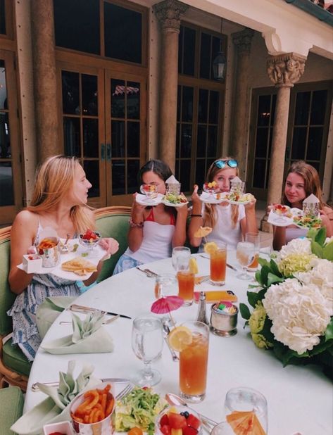 Brunch Astethic Instagram, Bachelorette Brunch Restaurant, Ladies Brunch Aesthetic, Brunch Vibes Aesthetic, Friends At Brunch, Brunch Date With Friends, Fancy Brunch Aesthetic, Brunch With Girlfriends, Summer Brunch Aesthetic