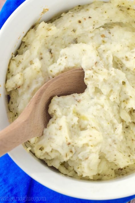 Italian Mashed Potatoes Flavored Mashed Potatoes, Homemade Mashed Potatoes Recipe, Roasted Smashed Potatoes, Potatoes Mashed, Italian Side Dishes, Homemade Mashed Potatoes, Thanksgiving Plates, Italian Roast, Sweet Potato Chips