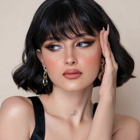 Short Hair Makeup, Short Wavy Bob, Wedding Eye Makeup, Really Short Hair, Brown Wig, Bride Makeup, American Beauty, Medium Length Hair Cuts, Girls Makeup