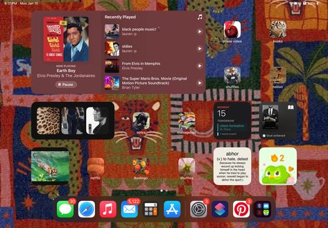 aesthetic ipad setup? probs not lol Ipad Wallpaper Setup, I Pad Backgrounds Aesthetic, Ipad Theme Ideas, Aesthetic Ipad Home Screen, Ipad Setup Aesthetic, Ipad Set Up, Ipad Layout Homescreen, Aesthetic Ipad Layout, Ipad Homescreen Wallpaper