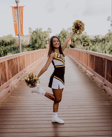 Cheerleader Photo Shoot, Individual Cheer Photos, High School Cheer Picture Poses, School Cheer Pictures Individual, Cheerleading Pictures Poses, Dance Team Photos Individual, Solo Cheer Picture Poses, Cheer Solo Poses, Cheer Leading Photoshoot