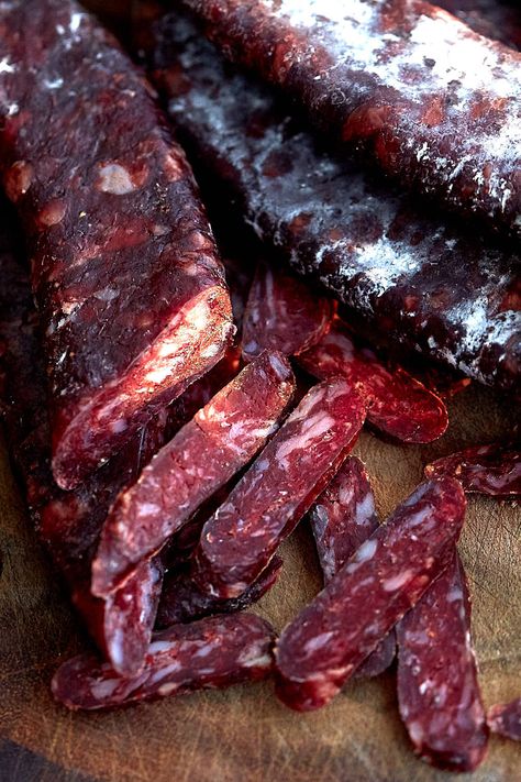 Dried Sausage Recipe, Cured Beef, Curing Meat, Cured Meat Recipes, Salami Recipes, Sausage Making Recipes, Homemade Sausage Recipes, Sausage Making, Corned Beef Brisket