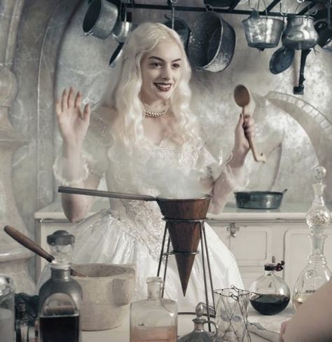 Esse sorrisinho não me engana. Queen Alice, The White Queen, Alice In Wonderland Aesthetic, Tim Burton Films, Alice Madness, Queen Aesthetic, White Witch, Disney Live Action, Sleepy Hollow