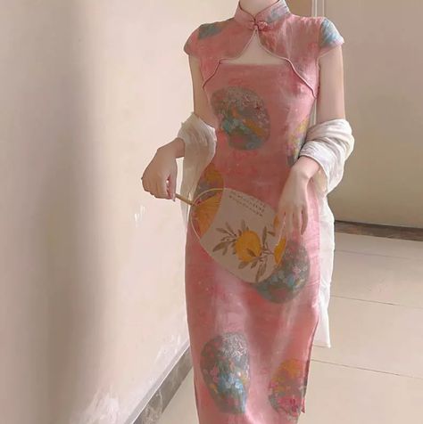 Pink chinese traditional dress. Pink aesthetic. Cute girl with fan. Qipao Vintage, Chinese Traditional Dress, Elegant Ladies, Cheongsam Dress, Chinese Clothing, Summer Prints, Chinese Dress, Pink Summer, Style Women