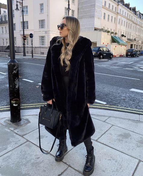 Black Fur Boots Outfit, Mink Coats Outfit, Freya Killin, Faux Fur Coats Outfit, Celine Boots, Martens Style, Influencers Fashion, Coat Outfits, Faux Fur Coat